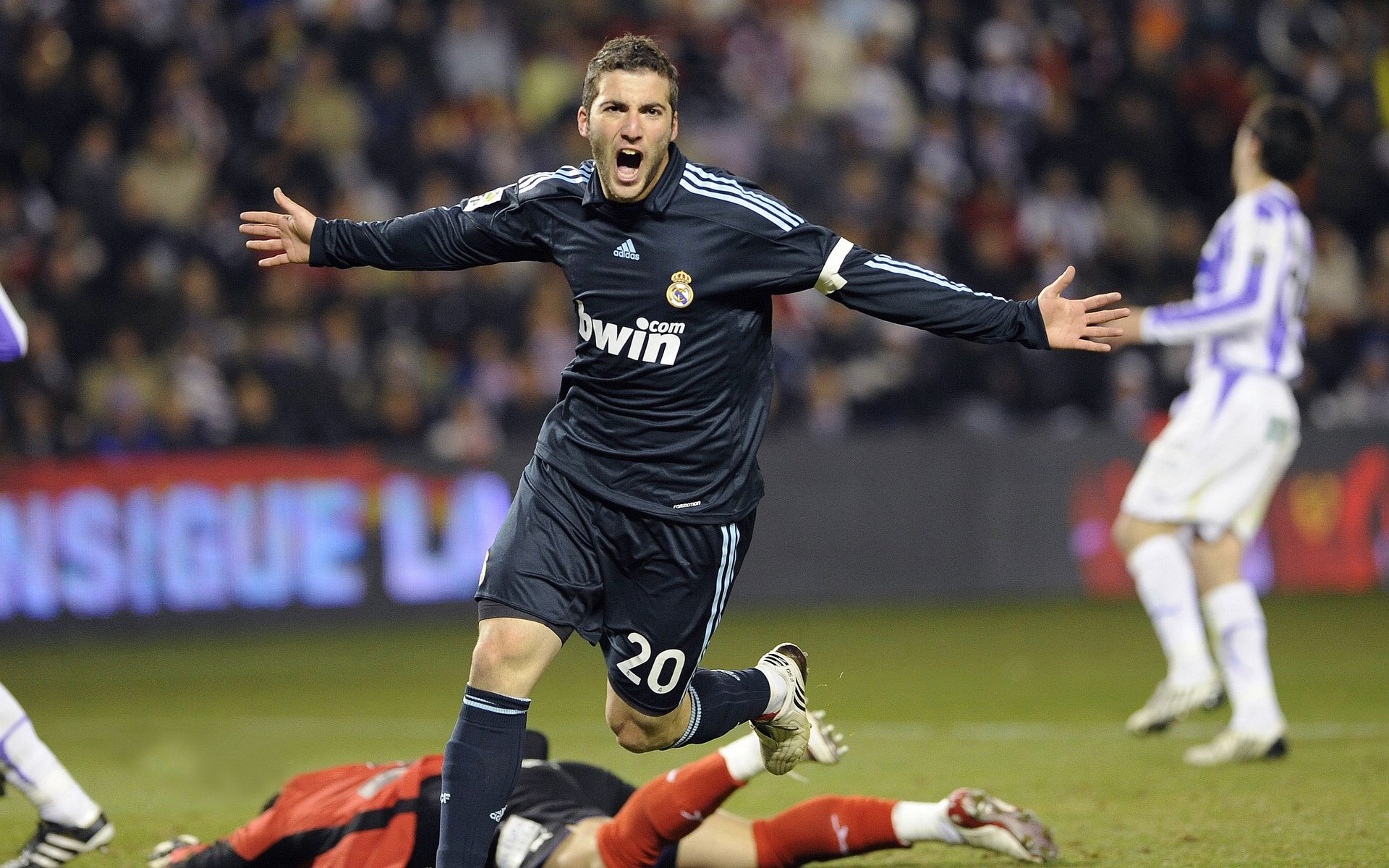 西甲国家德比与CBA巅峰战,跨越万里的体育共鸣